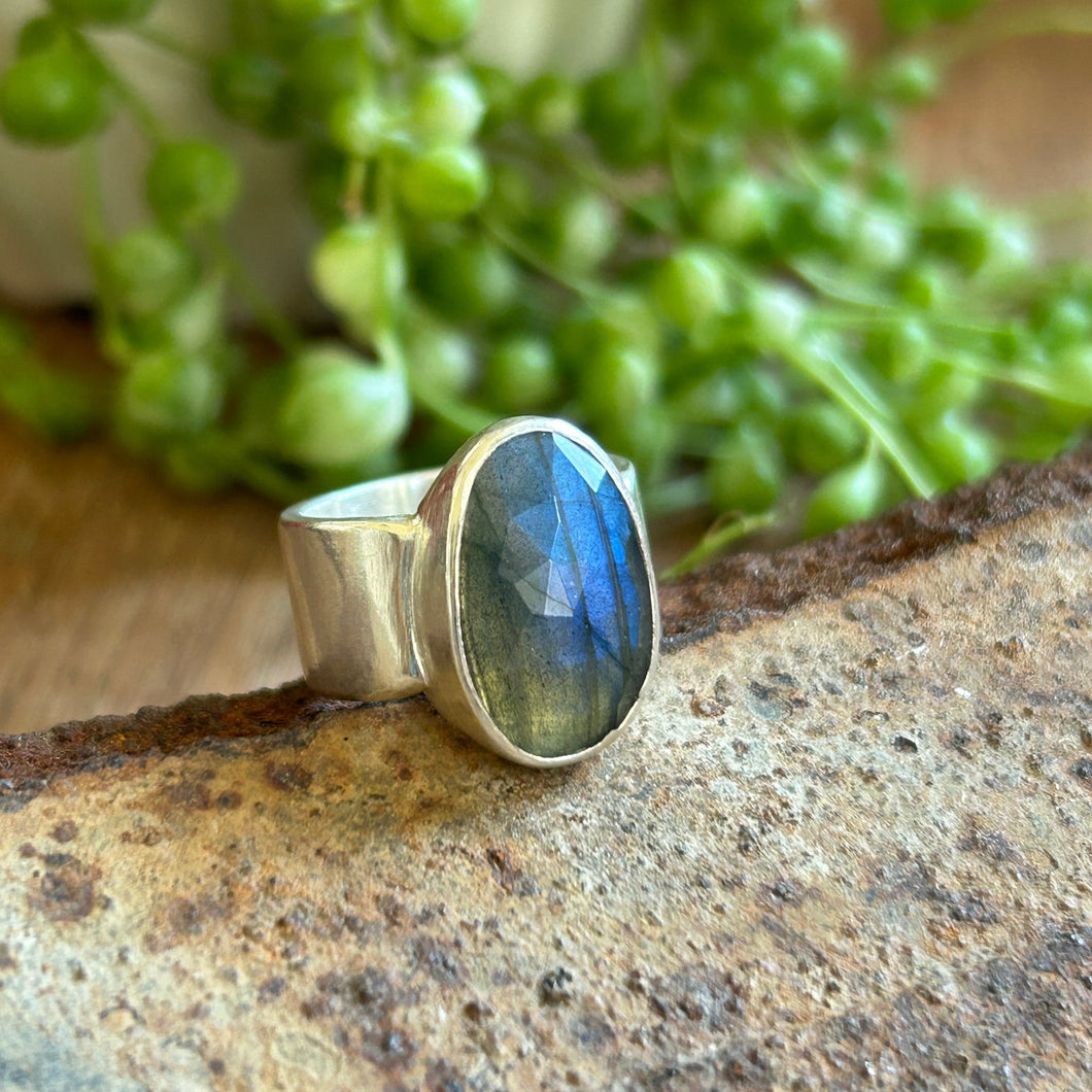 Ultra Luxe Silver Ring with Labradorite, US 5.5